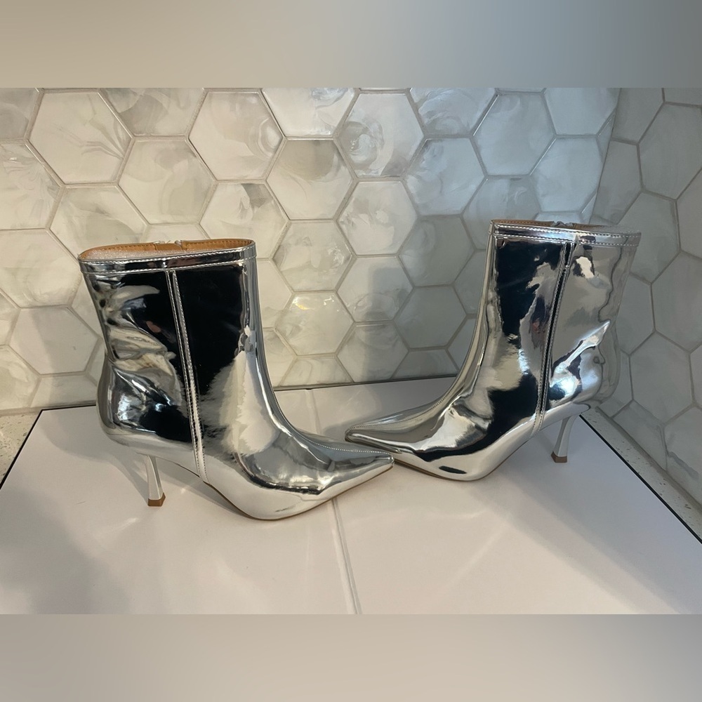 Wild Diva Lounge Silver Metallic Pointed Toe Bootie Size 7 M ‘Sultry’ Ankle High - Picture 6 of 11